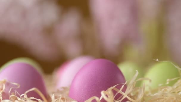 Pembe Altın Yeşil Renkte Renkli Paskalya Yumurtaları Pembe Mor Sümbül — Stok video