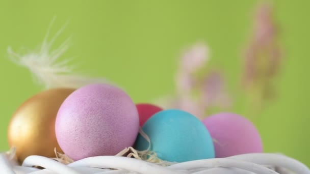 Los Coloridos Huevos Pascua Color Rosa Dorado Verde Yacen Paja — Vídeos de Stock