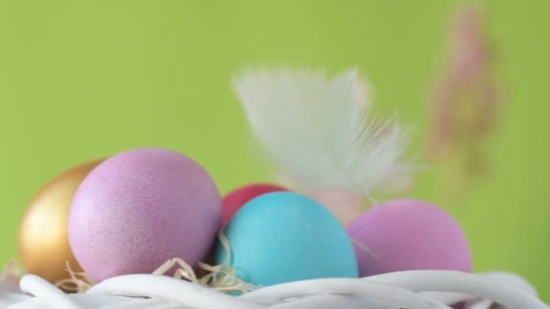 Los Coloridos Huevos Pascua Color Rosa Dorado Verde Yacen Paja — Vídeos de Stock