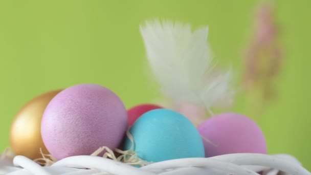 Los Coloridos Huevos Pascua Color Rosa Dorado Verde Yacen Paja — Vídeos de Stock