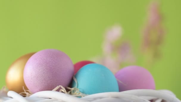 Los Coloridos Huevos Pascua Color Rosa Dorado Verde Yacen Paja — Vídeo de stock