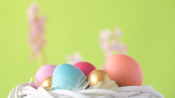 Los Coloridos Huevos Pascua Color Rosa Dorado Verde Yacen Paja — Vídeos de Stock