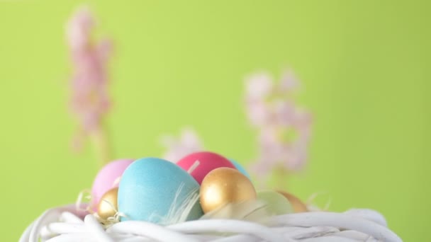 Colorate Uova Pasqua Colore Rosa Dorato Verde Giacciono Paglia Girando — Video Stock