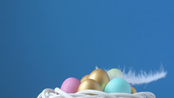 Pluma Cayendo Sobre Coloridos Huevos Pascua Los Coloridos Huevos Color — Vídeos de Stock