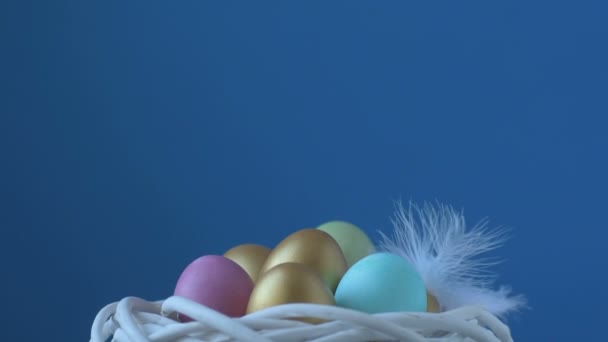 Перо Падає Барвисті Пасхальні Яйця Кольорові Яйця Рожевого Золотистого Зеленого — стокове відео