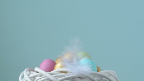 Pluma Cayendo Sobre Coloridos Huevos Pascua Los Coloridos Huevos Color — Vídeo de stock