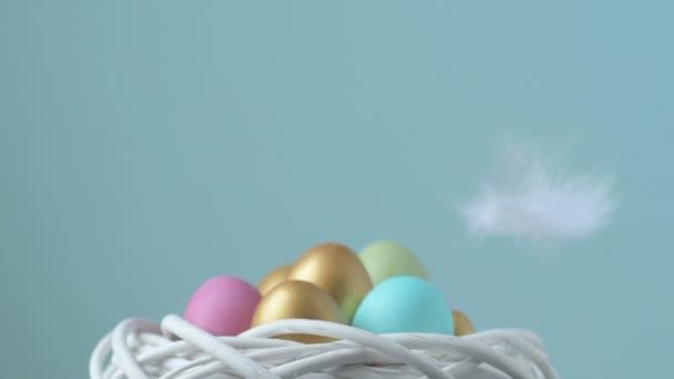 Pluma Cayendo Sobre Coloridos Huevos Pascua Los Coloridos Huevos Color — Vídeo de stock