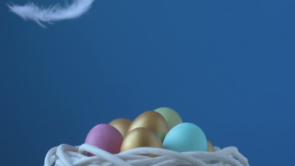 Перо Падає Барвисті Пасхальні Яйця Кольорові Яйця Рожевого Золотистого Зеленого — стокове відео