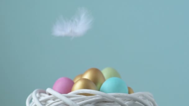 Feather Falling Colorful Easter Eggs Colourful Eggs Pink Golden Green — Stock Video