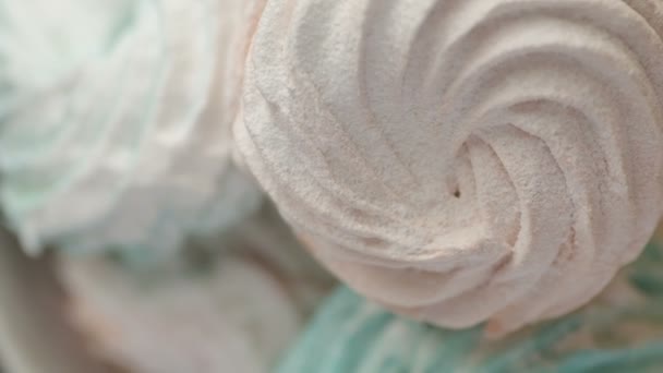 柔和的薄荷绿色 粉色和奶油色的甜彩色自制棉花糖在陶瓷盘上缓慢旋转 黄色背景上撒满糖粉 从上面看 — 图库视频影像