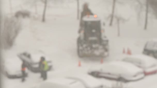 Tractor Limpiando Las Calles Entre Casas Nieve Durante Las Nevadas — Vídeos de Stock