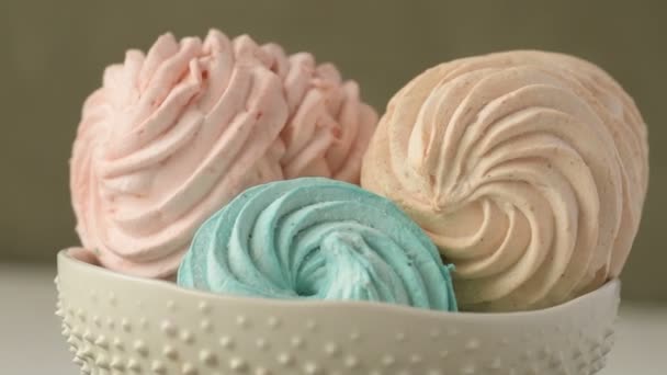 Süße Bunte Hausgemachte Marshmallow Von Weichen Pastellminzgrün Rosa Und Cremefarbenen — Stockvideo