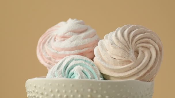 Γλυκό Πολύχρωμο Σπιτικό Ζαχαρωτό Από Απαλό Παστέλ Δυόσμο Πράσινο Ροζ — Αρχείο Βίντεο