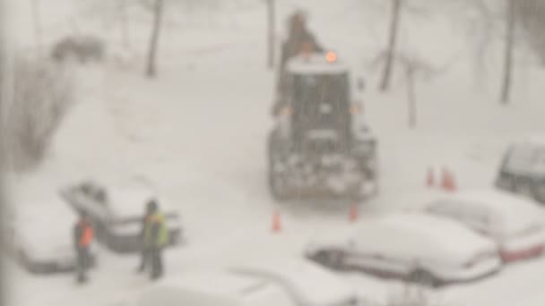 Tractor Limpiando Las Calles Entre Casas Nieve Durante Las Nevadas — Vídeos de Stock