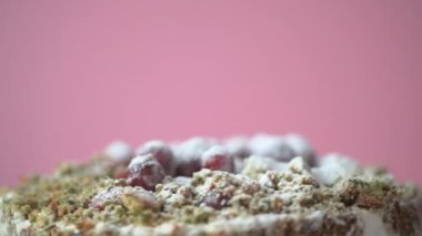 Yabanmersinli ıspanaklı vejetaryen pastası yavaşça dönüyor ve ağır çekimde üzerine şeker tozu serpiştiriliyor. Sağlıklı vejetaryen yemeği ve ev yapımı konsept. Macro, yan görünüm