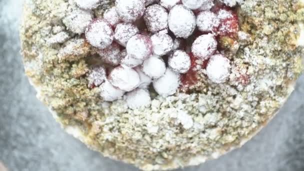 Bolo Vegan Com Espinafre Decorado Com Cranberry Lentamente Girando Ficando — Vídeo de Stock