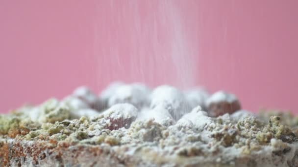 Yabanmersinli Ispanaklı Vejetaryen Pastası Yavaşça Dönüyor Ağır Çekimde Üzerine Şeker — Stok video