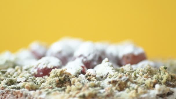 一个用菠菜装饰的蛋糕慢慢地旋转着 慢慢地涂上糖粉 健康的素食和自制的概念 侧面看 — 图库视频影像