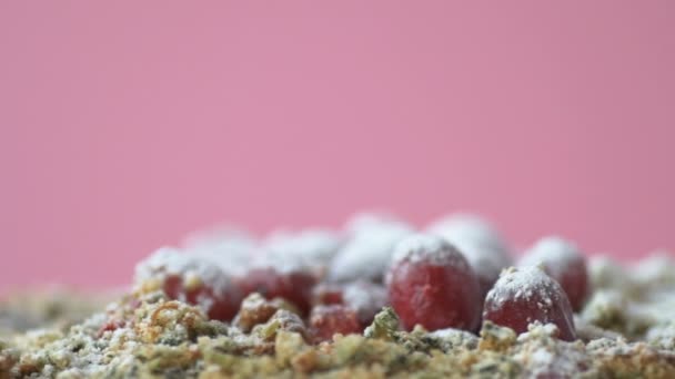 Bolo Vegan Caseiro Com Espinafre Decorado Com Cranberry Girando Lentamente — Vídeo de Stock