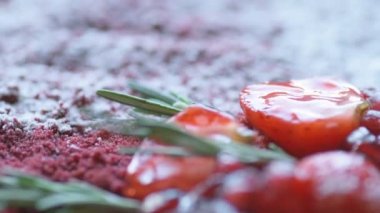 Marsala çikolatalı mus keki, nar, çilek, biberiye ve şeker tozuyla süslenmiş, yavaşça dönüyor. Güzel desenli pasta, kenar görünüm Makro yakın çekim. 