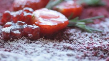 Marsala çikolatalı mus keki, nar, çilek, biberiye ve şeker tozuyla süslenmiş, yavaşça dönüyor. Güzel desenli pasta, kenar görünüm Makro yakın çekim. 