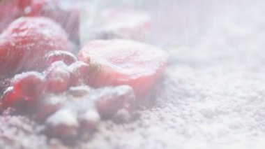 Marsala çikolatalı mus keki, nar, çilek, biberiye ve şeker tozu ile süslenmiş, yavaşça etrafında dönen ve yavaş çekimde şeker tozu serpiştirilen. Güzel desenli pasta, üst manzara, makroyu kapat.. 