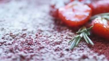 Marsala çikolatalı mus keki, nar, çilek, biberiye ve şeker tozuyla süslenmiş, yavaşça dönüyor. Güzel desenli pasta, kenar görünüm Makro yakın çekim. 