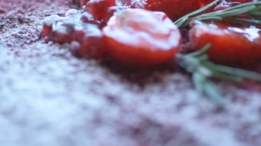 Marsala çikolatalı mus keki, nar, çilek, biberiye ve şeker tozuyla süslenmiş, yavaşça dönüyor. Güzel desenli pasta, kenar görünüm Makro yakın çekim. 