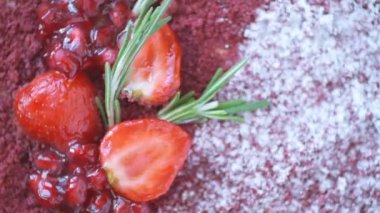 Marsala çikolatalı mus keki, nar, çilek, biberiye ve şeker tozuyla süslenmiş, yavaşça dönüyor. Güzel desenli pasta, üst manzara, makroyu kapat.. 