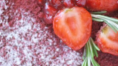 Nar, çilek, biberiye ve pudra şekeri ile süslenmiş Marsala çikolatalı kremalı pasta yavaş çekimde döner. Pastanın güzel dokusu, makro fotoğrafçılık, üst görünüm makroyu kapat. 