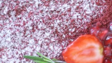 Nar, çilek, biberiye ve pudra şekeri ile süslenmiş Marsala çikolatalı kremalı pasta yavaş çekimde döner. Pastanın güzel dokusu, makro fotoğrafçılık, üst görünüm makroyu kapat. 