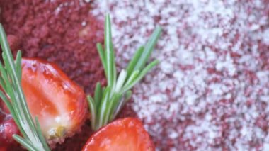Nar, çilek, biberiye ve pudra şekeri ile süslenmiş Marsala çikolatalı kremalı pasta yavaş çekimde döner. Pastanın güzel dokusu, makro fotoğrafçılık, üst görünüm makroyu kapat. 