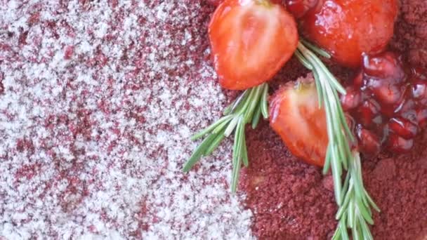 ザクロ イチゴ ローズマリー 粉砂糖で飾られたマルサラチョコレートムースケーキは スローモーションで回転します ケーキの美しいテクスチャ マクロ写真 トップビューを閉じるマクロ — ストック動画