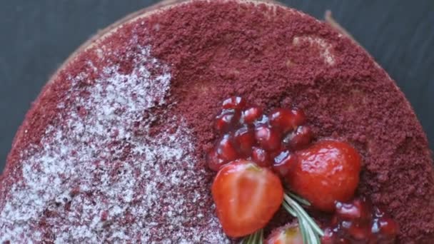Κέικ Μους Σοκολάτας Marsala Διακοσμημένο Ρόδι Φράουλες Δενδρολίβανο Και Ζάχαρη — Αρχείο Βίντεο