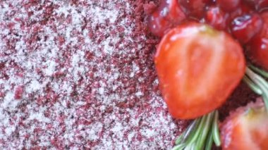 Marsala çikolatalı mus keki, nar, çilek, biberiye ve şeker tozuyla süslenmiş, yavaşça dönüyor. Güzel desenli pasta, üst manzara, makroyu kapat.. 