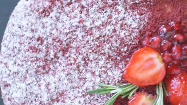 Marsala Chocolade Mousse Cake Versierd Met Granaatappel Aardbeien Rozemarijn Suikerpoeder — Stockvideo