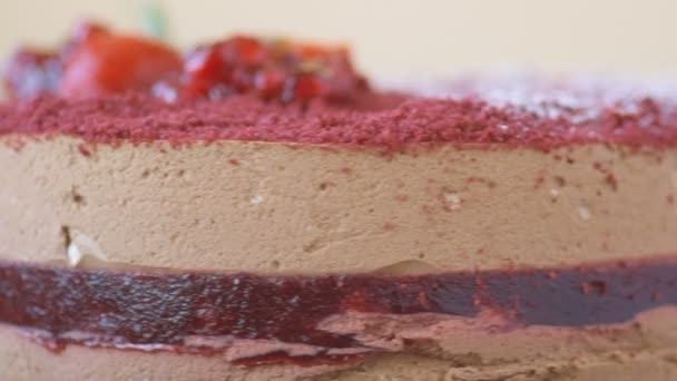 Marsala Csokoládé Mousse Torta Díszített Gránátalma Eper Rozmaring Cukorpor Forog — Stock videók