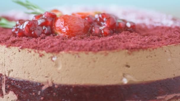 Marsala Chocolade Mousse Cake Versierd Met Granaatappel Aardbeien Rozemarijn Poedersuiker — Stockvideo