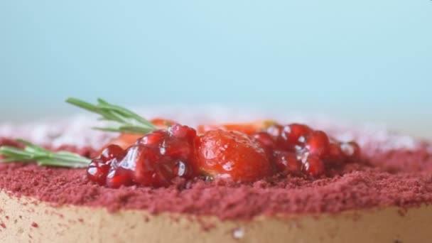 Gránátalmával Szamócával Rozmaringgal Cukorporral Díszített Marsala Csokoládé Habos Torta Kék — Stock videók