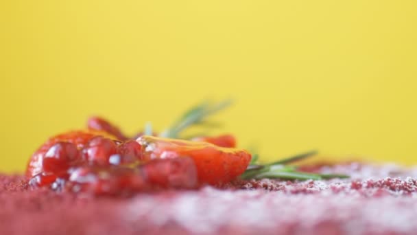 Marsala Chokladmousse Kaka Garnerad Med Granatäpple Jordgubbar Rosmarin Och Pulversocker — Stockvideo