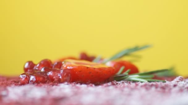 Μους Σοκολάτας Marsala Διακοσμημένη Ρόδι Φράουλες Δενδρολίβανο Και Ζάχαρη Σκόνη — Αρχείο Βίντεο