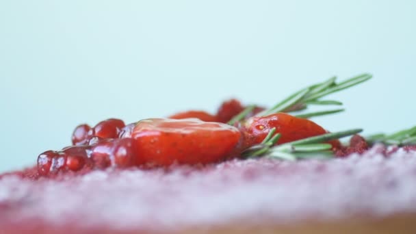 Mousse Cioccolato Marsala Decorata Con Melograno Fragole Rosmarino Zucchero Polvere — Video Stock