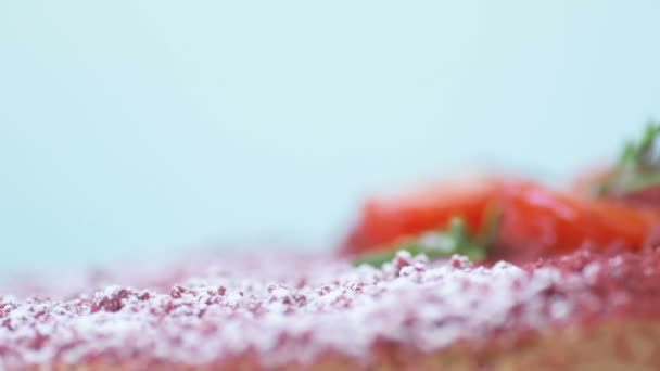 로즈마리 가루로 장식된 마아가 초콜릿 케이크 배경에서 회전한다 아름다운 텍스처 — 비디오