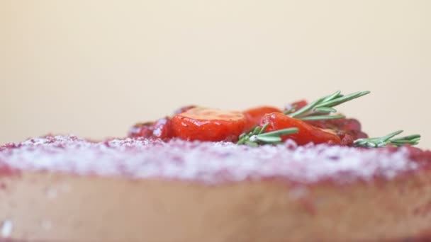 Pastel Mousse Chocolate Marsala Adornado Con Granada Fresas Romero Azúcar — Vídeo de stock