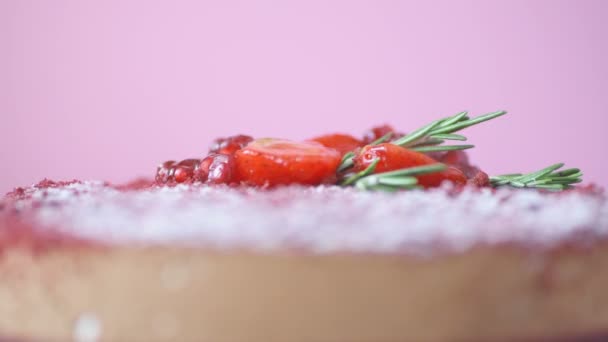 Mousse Cioccolato Marsala Decorata Con Melograno Fragole Rosmarino Zucchero Polvere — Video Stock