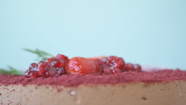 Marsala Chocolade Mousse Cake Versierd Met Granaatappel Aardbeien Rozemarijn Suikerpoeder — Stockvideo