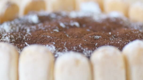 ベージュ地にティラミスの回転 サイドビュー スローモーション ケーキの美しい食感 おいしいデザートトップビュー フラットレイアウト 伝統的なイタリア料理のコンセプト — ストック動画