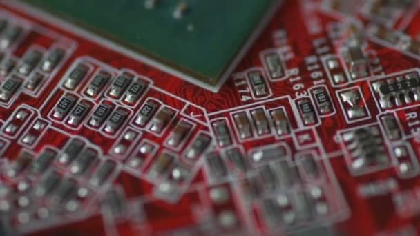 Rotação Uma Placa Vermelha Brilhante Com Chips Microcircuitos Câmera Lenta — Vídeo de Stock