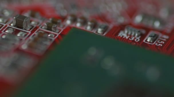 Rotatie Van Een Helder Rood Bord Met Chips Microcircuits Slow — Stockvideo