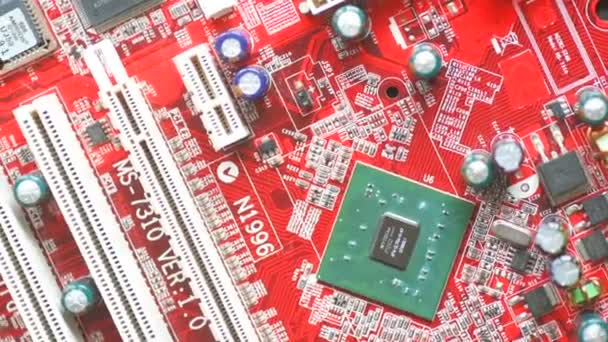 Rotación Una Placa Roja Brillante Con Chips Microcircuitos Cámara Lenta — Vídeos de Stock